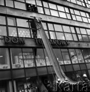 23.05.1968, Warszawa, Polska.
Ćwiczenia strażackie w Powszechnym Domu Towarowym Praga - strażacy przygotowują ewakuację osób znajdujących się w budynku. Widoczne są witryny sklepowe oraz napis: 