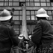 23.05.1968, Warszawa, Polska.
Ćwiczenia strażackie w Powszechnym Domu Towarowym Praga - strażacy przeprowadzają ewakuację osób znajdujących się w budynku. Widoczny jest fragment napisu: 
