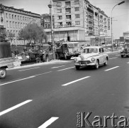 25.04.1968, Warszawa, Polska.
Aleje Jerozolimskie - prace remontowe. Ruch uliczny, przejeżdżający samochód marki 