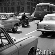 25.04.1968, Warszawa, Polska.
Aleje Jerozolimskie - ruch uliczny. Na pierwszym planie samochód marki 