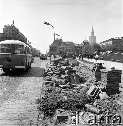 25.04.1968, Warszawa, Polska.
Aleje Jerozolimskie - prace remontowe. Ruch uliczny - przejeżdżający autobus, przechodnie. W oddali widoczny jest Pałac Kultury i Nauki.
Fot. Jarosław Tarań, zbiory Ośrodka KARTA
