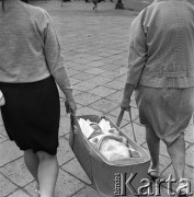 Wrzesień 1968, Warszawa, Polska.
Dwie kobiety niosące niemowlę w nosidełku.
Fot. Jarosław Tarań, zbiory Ośrodka KARTA