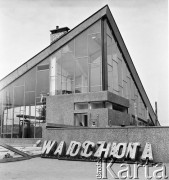 30.08.1968, Warszawa, Polska.
Przeszklony budynek dworca kolejowego Warszawa Ochota. Na pierwszym planie widoczny jest napis: 