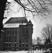 Rok 1968, Malbork, Polska.
Zamek krzyżacki zimą - widok na basztę.
Fot. Jarosław Tarań, zbiory Ośrodka KARTA