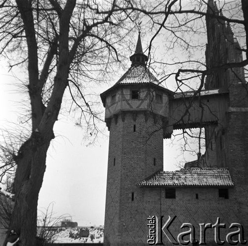 Rok 1968, Malbork, Polska.
Zamek krzyżacki zimą - wieża sanitarna na Zamku Średnim. 
Fot. Jarosław Tarań, zbiory Ośrodka KARTA