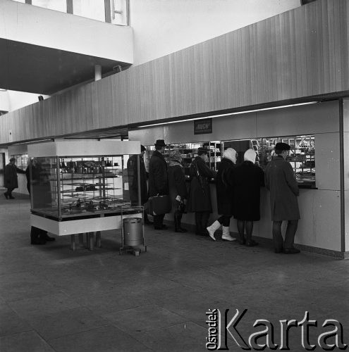 02.01.1968, Warszawa, Polska.
Nowoczesny dworzec kolejowy Warszawa Wschodnia - pasażerowie przed kioskiem 