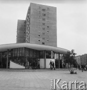 11.08.1968, Warszawa, Polska.
Ulica Okopowa - przechodnie przed pawilonem handlowym, w którym mieści się m.in. kiosk 