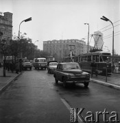 Listopad 1968, Warszawa, Polska.
Otwarcie przebudowanego fragmentu ulicy Marszałkowskiej. Na pierwszym planie przejeżdżający samochód marki 