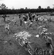 1968, Warszawa okolice, Polska.
Młodzież odpoczywająca podczas wycieczki rowerowej. 
Fot. Jarosław Tarań, zbiory Ośrodka KARTA