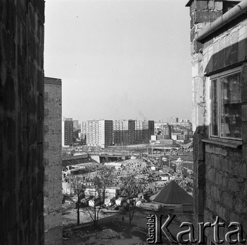 18.04.1968, Warszawa, Polska.
Wesołe miasteczko z Czechosłowacji. Panorama na diabelski młyn, w tle osiedle mieszkaniowe.
Fot. Jarosław Tarań, zbiory Ośrodka KARTA, kolekcja Jarosława Tarania, udostępniła Danuta Kszczot-Tarań