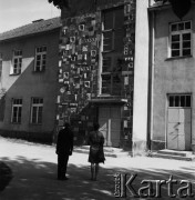 1968, Łysa Góra, woj. Kraków, Polska
Przechodnie podziwiający ceramiczną elewację budynku Spółdzielni 