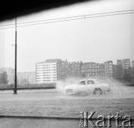 25.08.1968, Warszawa - Śródmieście, Polska.
Aleje Jerozolimskie, samochód marki 