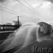 Październik 1968, Warszawa, Polska. 
Ćwiczenia samoobrony na Dworcu Wschodnim. Likwidacja skażenia przez jednostkę obrony chemicznej, w tle peron i pociąg podmiejski.
Fot. Jarosław Tarań, zbiory Ośrodka KARTA