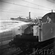 Październik 1968, Warszawa, Polska. 
Ćwiczenia samoobrony na Dworcu Wschodnim. Likwidacja skażenia przez jednostkę obrony chemicznej - wagon kolejowy do likwidacji skażeń.
Fot. Jarosław Tarań, zbiory Ośrodka KARTA