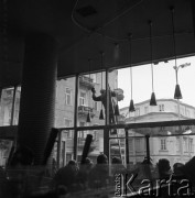 Luty 1968, Warszawa, Polska.
Kobieta myjąca okna w restauracji.
Fot. Jarosław Tarań, zbiory Ośrodka KARTA