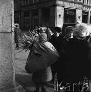Luty 1968, Warszawa, Polska.
Kobieta sprzedająca bazie na Placu Konstytucji. 
Fot. Jarosław Tarań, zbiory Ośrodka KARTA