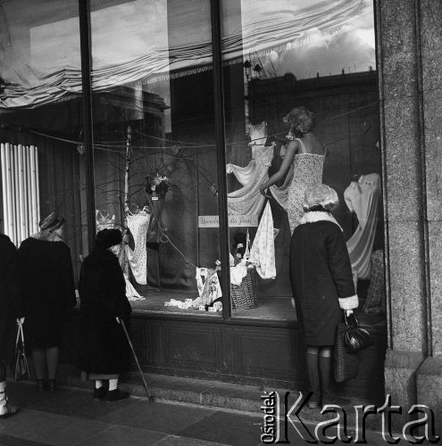 Luty 1968, Warszawa, Polska.
Kobiety przed witryną sklepu odzieżowego.
Fot. Jarosław Tarań, zbiory Ośrodka KARTA