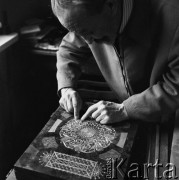 15.02.1968, Polska.
Artysta plastyk Leon Kuźmiński (95 lat) wykonujący szkatuły techniką intarsji.
Fot. Jarosław Tarań, zbiory Ośrodka KARTA