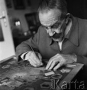 15.02.1968, Polska.
Artysta plastyk Leon Kuźmiński (95 lat) wykonujący pracę 