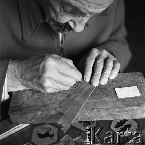 15.02.1968, Polska.
Artysta plastyk Leon Kuźmiński (95 lat) przy pracy. 
Fot. Jarosław Tarań, zbiory Ośrodka KARTA
