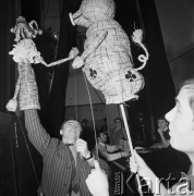 1968, Warszawa, Polska.
Teatr Lalek Guliwer, aktorzy w trakcie próby przedstawienia  kukiełkowego.
Fot. Jarosław Tarań, zbiory Ośrodka KARTA