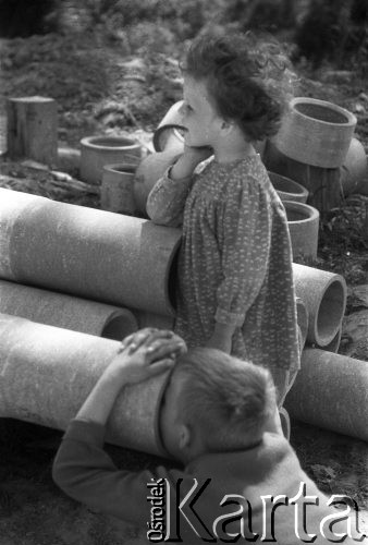 Maj 1963, Warszawa, Polska.
Dzieci bawiące się na placu budowy.
Fot. Jarosław Tarań, zbiory Ośrodka KARTA [63-133]

