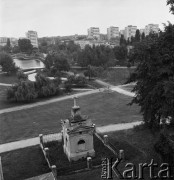 1968, Warszawa, Polska.
Widok na park Morskie Oko na Starym Mokotowie. Na pierwszym planie kaplica grobowa Szustrów z 1899r. 
Fot. Jarosław Tarań, zbiory Ośrodka KARTA