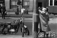 Maj 1963, Warszawa, Polska.
Kobieta opierająca się o słup na jednej z ulic.
Fot. Jarosław Tarań, zbiory Ośrodka KARTA [63-133]

