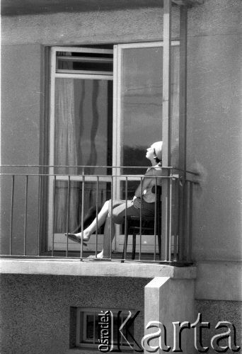 Maj 1963, Warszawa, Polska.
Kobieta opalająca się na balkonie.
Fot. Jarosław Tarań, zbiory Ośrodka KARTA [63-133]

