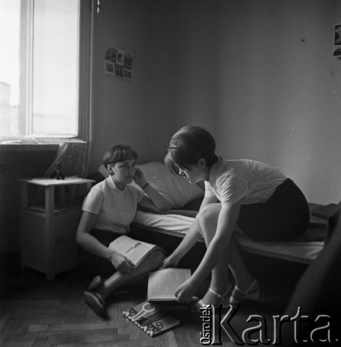 1968, Warszawa, Polska. 
Uczennice Technikum Kolejowego uczące się w internacie.
Fot. Jarosław Tarań, zbiory Ośrodka KARTA