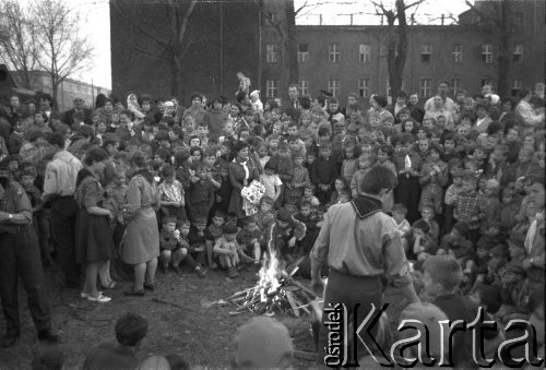 21.04.1963, Warszawa, Polska.
Ognisko harcerskie w pierwszy dzień wiosny.
Fot. Jarosław Tarań, zbiory Ośrodka KARTA [63-35]

