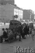 21.04.1963, Warszawa, Polska.
Ludzie oczekujący na przystanku autobusowym.
Fot. Jarosław Tarań, zbiory Ośrodka KARTA [63-35]

