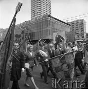 01.05.1968, Warszawa, Polska.
Pochód pierwszomajowy w centrum Warszawy, w tle Domy Towarowe 