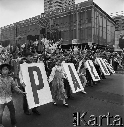 01.05.1968, Warszawa, Polska.
Pochód pierwszomajowy w centrum Warszawy, na budynku Domów Towarowych 