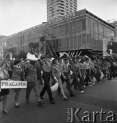 01.05.1968, Warszawa, Polska.
Pochód pierwszomajowy w centrum Warszawy, na budynku Domów Towarowych 