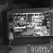 01.05.1968, Warszawa, Polska.
Pracownica kiosku RUCH przy pracy.
Fot. Jarosław Tarań, zbiory Ośrodka KARTA