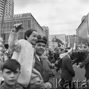 01.05.1968, Warszawa, Polska.
Pochód pierwszomajowy w centrum Warszawy. Milicjant z dziewczynką na ręku, w tle transparent z hasłem: 