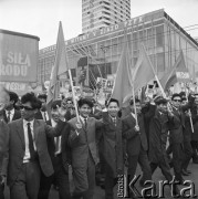 01.05.1968, Warszawa, Polska.
Pochód pierwszomajowy w centrum Warszawy. Studenci z Azji z hasłami 