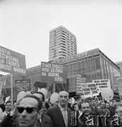01.05.1968, Warszawa, Polska.
Pochód pierwszomajowy w centrum Warszawy. Na pierwszym planie mężczyźni z hasłami i transparentami: 