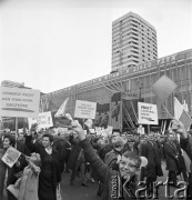 01.05.1968, Warszawa, Polska.
Pochód pierwszomajowy w centrum Warszawy. Manifestanci z transparentami: 