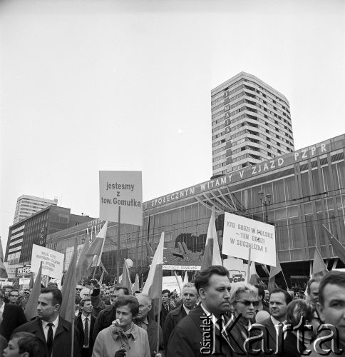 01.05.1968, Warszawa, Polska.
Pochód pierwszomajowy w centrum Warszawy. Manifestanci z hasłami propagandowymi 