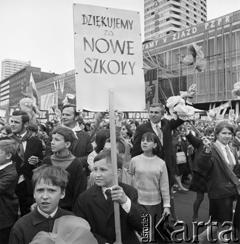 01.05.1968, Warszawa, Polska.
Pochód pierwszomajowy w centrum Warszawy. Młodzież szkolna z transparentem 