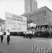 01.05.1968, Warszawa, Polska.
Pochód pierwszomajowy w centrum Warszawy. Na pierwszym planie transparent z napisem 