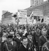 01.05.1968, Warszawa, Polska.
Pochód pierwszomajowy w centrum Warszawy. Wiwatujący tłum ludzi z transparentami propagandowymi: 