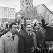 01.05.1968, Warszawa, Polska.
Pochód pierwszomajowy w centrum Warszawy. Na pierwszym planie manifestanci z transparentami: 