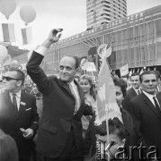 01.05.1968, Warszawa, Polska.
Pochód pierwszomajowy w centrum Warszawy. Wiwatujący manifestanci z balonami i transparentami: 