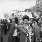 01.05.1968, Warszawa, Polska.
Pochód pierwszomajowy w centrum Warszawy. Wiwatujące kobiety z transparentami: 