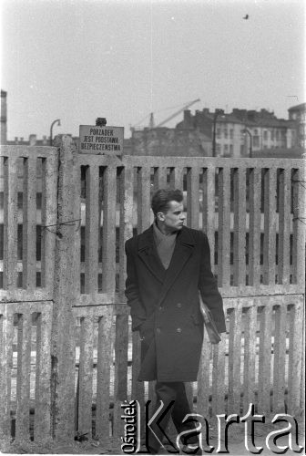 10.04.1963, Warszawa, Polska.
Przechodzień na ulicy.
Fot. Jarosław Tarań, zbiory Ośrodka KARTA [63-38]

