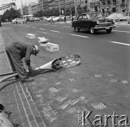 05.06.1968, Warszawa, Polska.
MDM, wymiana ulicznych latarni, w tle z prawej kino 