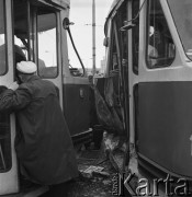 1968, Warszawa, Polska.
Kraksa tramwajowa na Placu Zawiszy.
Fot. Jarosław Tarań, zbiory Ośrodka KARTA